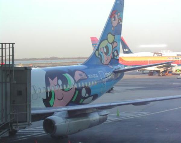 Nhân vật hoạt hình được sơn lên phần đuổi máy bay.